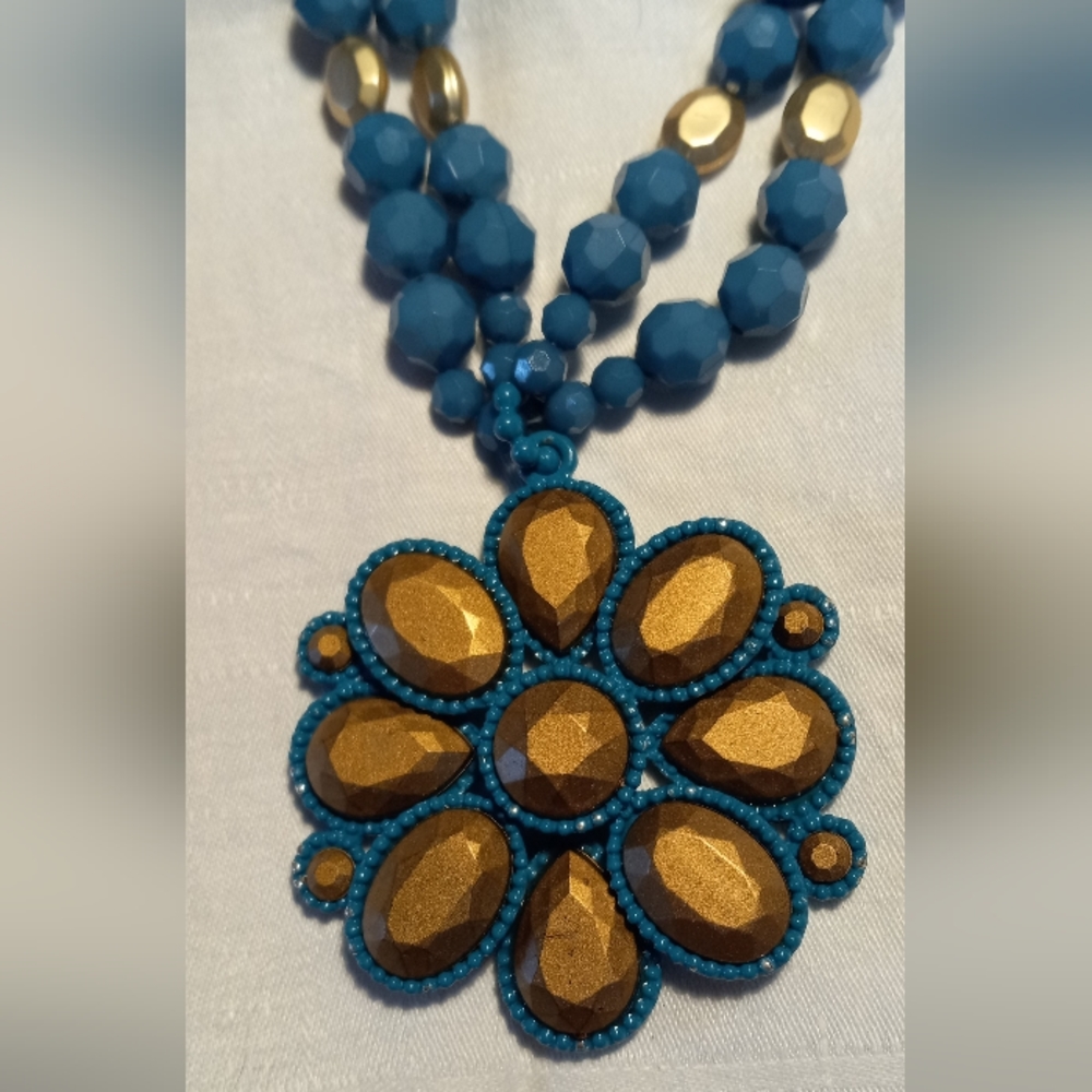 Lidell summer 't' shirt necklace